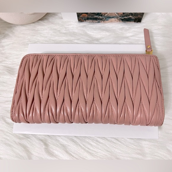 Miu Miu
Pink continental wallet - Picture 2 of 16
